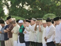 Pj Bupati Tuba melaksanakan sholat idul fitri 1 syawal 1445 Hijriyah di masjid agung baiturahman