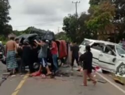 Lakalantas Minibus Versus Pick Up di Jalinteng Lampura, 1 Meninggal 9 Luka-Luka
