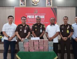 Kejari Tulang Bawang Terima Uang Penganganti Kerugian Negara 2.8 Miliar