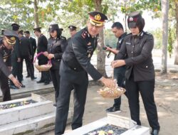 Sambut Hari Bhayangkara Ke-78 Tahun 2024, Polres Tulang Bawang Gelar Upacara Ziarah dan Tabur Bunga di TMP