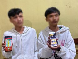 Asyik Bermain Judi Online di HP, Dua Remaja Ditangkap Tekab 308 Presisi Polres Tulang Bawang