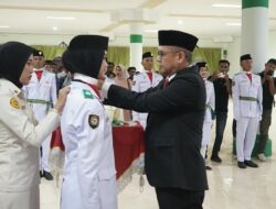 Pj Bupati Tulang Bawang Ferli Yuledi Kukuhkan 33 Anggota Paskibraka