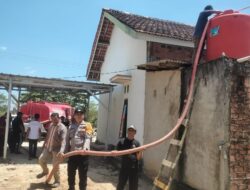 Kolaborasi Polres Mesuji dan Damkar Mesuji, Bagikan Air Bersih di Kecamatan Tanjung Raya