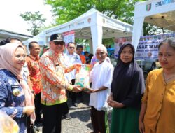 Pj Bupati Tuba Ferli Yuledi Hadiri Pasar Murah Di kampung Panca Mulya