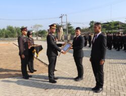 Kapolres Pringsewu Berikan Penghargaan kepada Sepuluh Personel Berprestasi