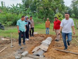 Bersama Warga, Qudrotul-Hankam Gerak Cepat Ikut Gotong Royong Bantu Perbaiki Gorong-Gorong di Menggala