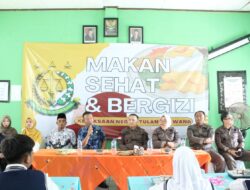 Kejari Tuba Bagikan Makanan Bergizi Gratis Untuk Siswa SMP Negeri 1 Penawar Tama