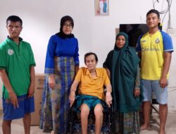 Alami Lumpuh, Herlinawati Qudrotul Berikan Bantuan Kursi Roda Gratis Pada Mantan Kakam di Banjar Margo