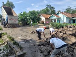 Turunkan Batu 4 Tronton, Paslon Qudrotul-Hankam Bantu Perbaiki Akses Jalan di Kampung Kagungan Rahayu
