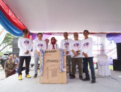 Pj. Bupati Pringsewu DR. Marindo Kurniawan, ST., MM Potong Tumpeng dalam Perayaan HUT ke-15 LPPL Rapemda Pringsewu FM