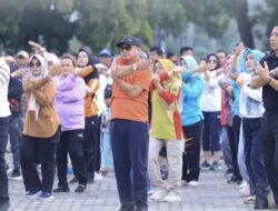 Pj Bupati Tuba Ferli Yuledi Pimpin Senam Bersama Jajaran Pemkab