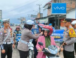 Kapolres Mesuji Bagikan Helm, Kegiatan Operasi Keselamatan Krakatau 2025 Tertib Berlalulintas