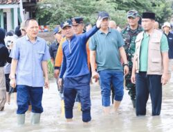 Bupati Tulang Bawang Tinjau Lokasi Banjir dan Salurkan Bantuan untuk Warga Terdampak