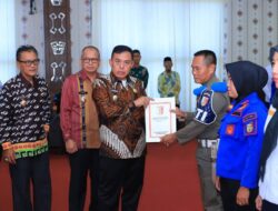 Wakil Bupati Tulang Bawang Serahkan SK Perpanjangan Tenaga Non-ASN Tahun 2025