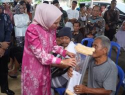 Safari Ramadhan di Kota Metro, Ketua TP PKK Provinsi Lampung Purnama Wulan Sari Mirza, Serahkan Bantuan Sembako, Mesin Jahit, dan Alat Bantu Disabilitas