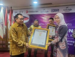 Kajari Lamsel Raih Anugerah Sahabat Media dari SMSI Pusat