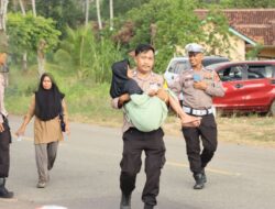Viral Polisi Gendong Nenek Lumpuh di Acara Baksos Polres Tulang Bawang