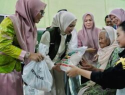 Ketua TP PKK Pemprov Lampung Salurkan Bansos Di Kota Metro