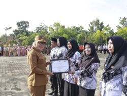Hari Hardiknas Bupati Way Kanan Serahkan Penghargaan Kepada Tenaga Pendidik