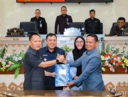 Bupati Tuba Dan Wakil Bupati Hadiri Rapat Paripurna DPRD Tentang Pembahasan APBD Tahun 2025